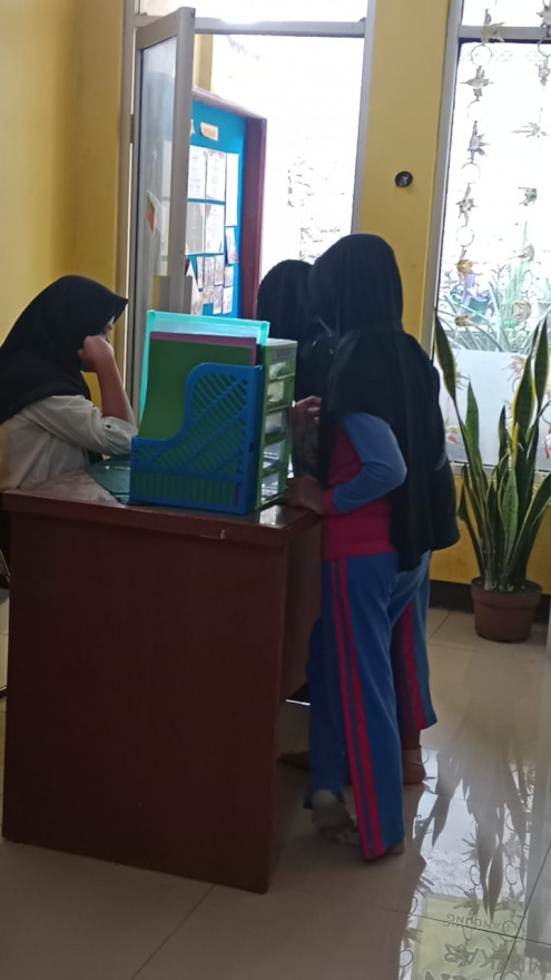 Kunjungan Anak Sekolah Dasar ke Perpustakaan Desa Nanjung Mekar: Membudayakan Minat Baca Sejak Dini